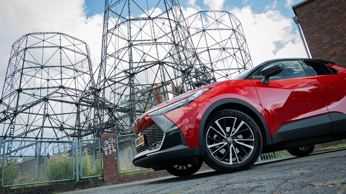 Toyota-C-HR-exterieur-rechter-voorkant-vooraanzicht-rood-voor-industriegebied